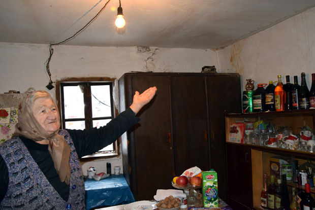 Прима пензију 6.000 динара и од ње плаћа рачуне, а за храну шта остане: Бака Рада (85) живи у кући старој 200 година и у њој нема сна ни спокоја